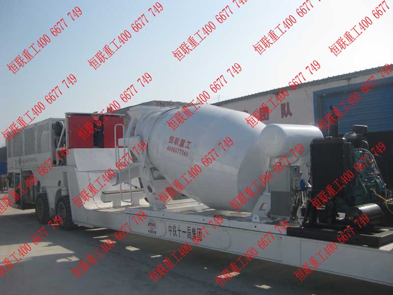無(wú)軌道膠輪車承載的小型攪拌車