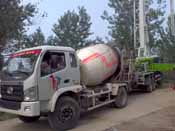 攪拌車(chē)和泵車(chē)在鄉(xiāng)村道路施工現(xiàn)場(chǎng)
