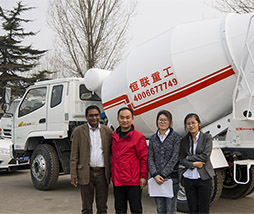 印度客戶(hù)來(lái)我廠(chǎng)考察自上料攪拌車(chē)，小型水泥攪拌車(chē)等產(chǎn)品