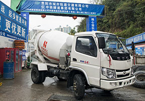貴陽(yáng)地鐵施工用2方攪拌車(chē)。