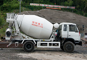 浙江引水隧道用隧道專(zhuān)用小型攪拌車(chē)施工。