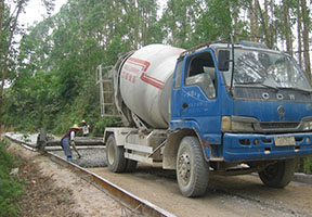 廣西貴港農(nóng)用車(chē)改裝小型攪拌車(chē)鄉(xiāng)村公路工程。